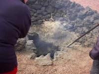 08 Hete aarde.jpg: In het Timanfaya park is de aarde vlak aan de oppervlakte zo heet dat door het graven van een gat van nauwelijks 1 meter diep al takken spontaan kunnen gaan branden.